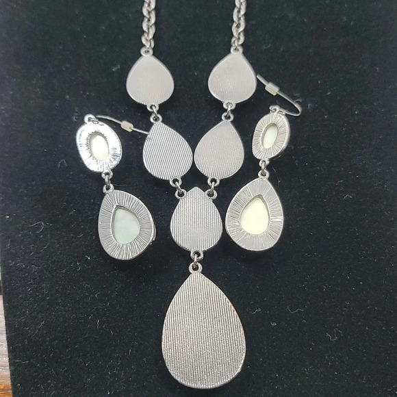 Beautiful Aurora Boreales Necklace with Earrings - Picture 10 of 10